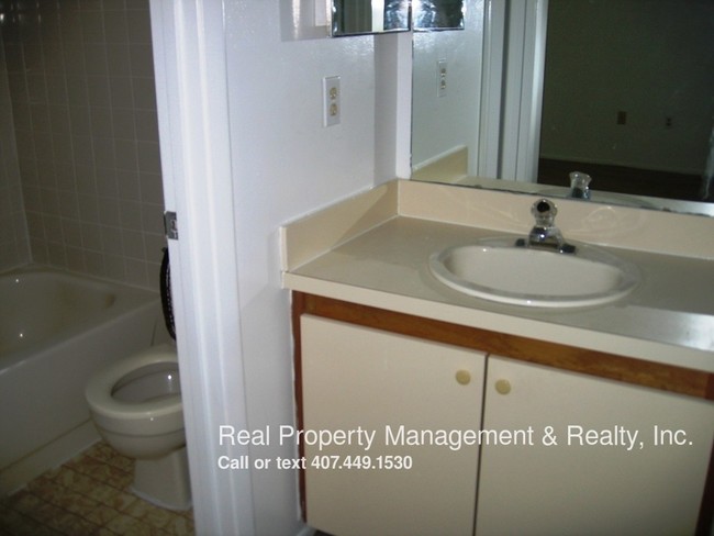 Building Photo - 3 BR / 2 BA Duplex Off Dean Road