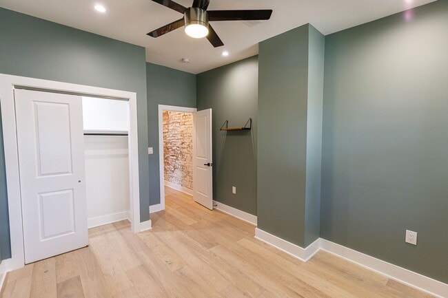 Building Photo - Beautifully Updated 4 Bed/3.5 Bath Row-Hom...