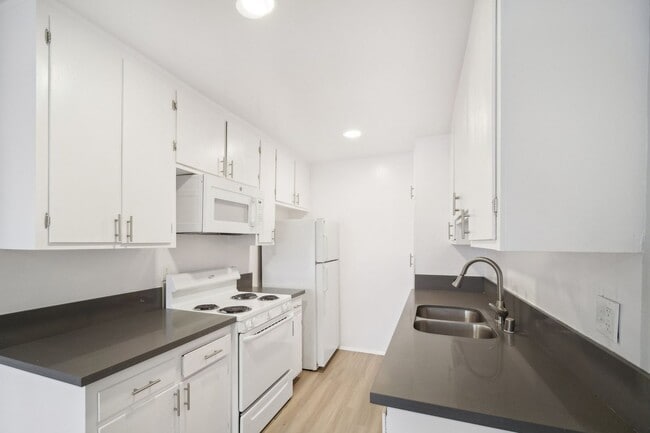 Interior Photo - 18411 Vincennes Street