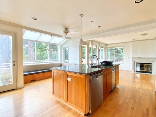 Building Photo - Gorgeous Lakeview Home for rent