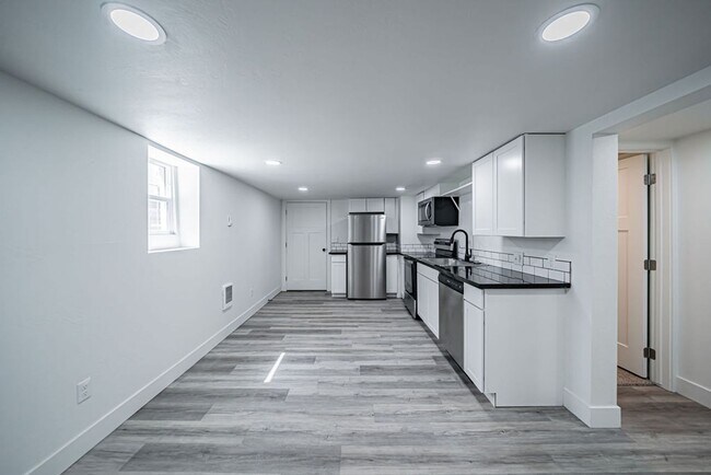 Building Photo - Lower unit renovated property near ISU.