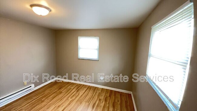 Building Photo - 1708 W Riverview Ave