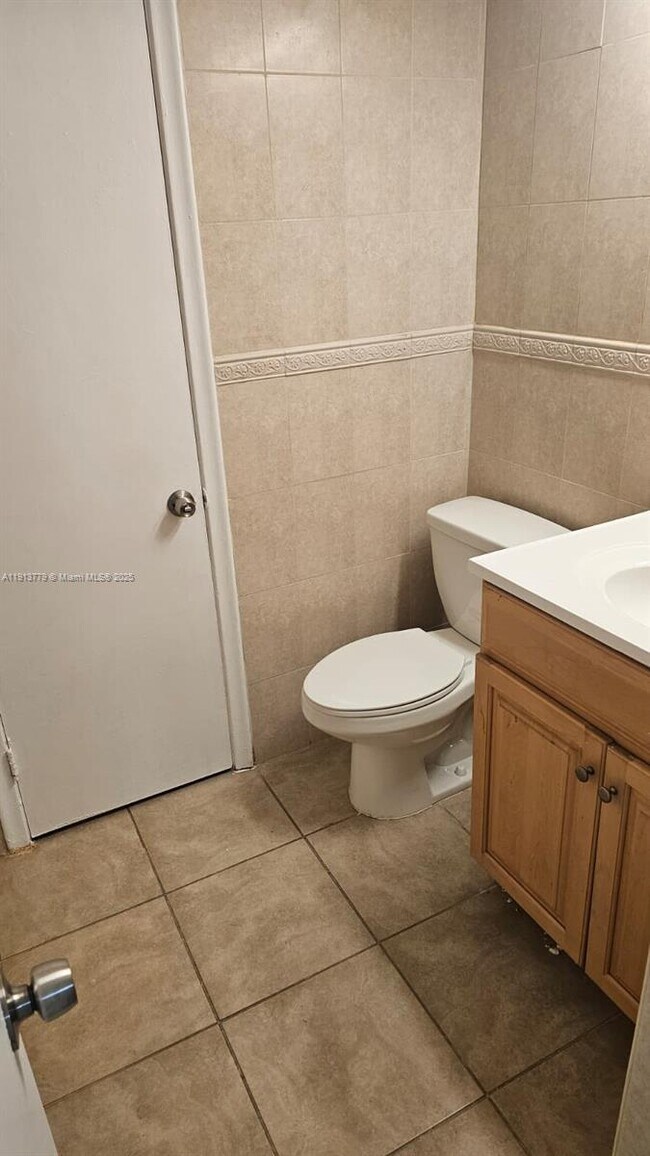 Building Photo - 6890 N Kendall Dr