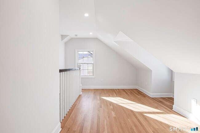 Building Photo - 10 Greenwood Ave