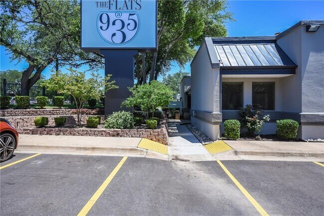 Building Photo - 935 La Posada Dr