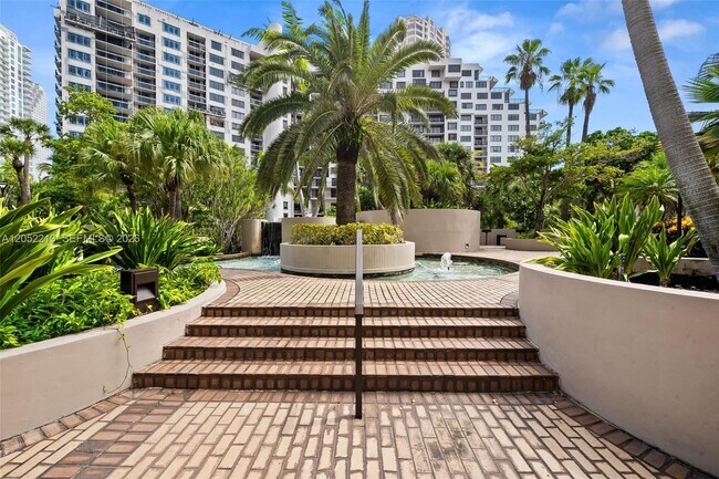 Building Photo - 520 Brickell Key Dr
