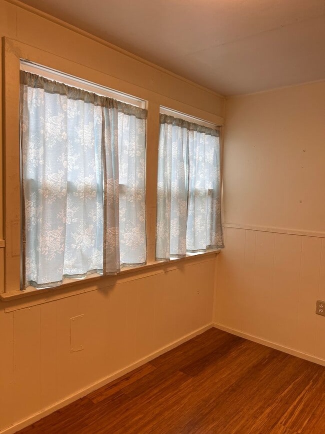 Building Photo - SIngle Family 2 Bedroom 1 Bath Home on Lar...