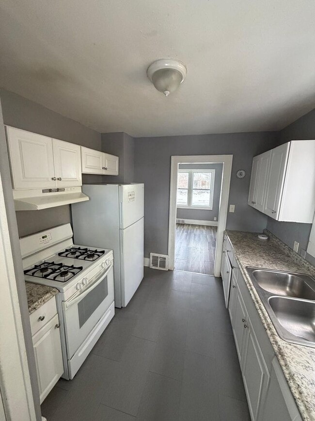 Building Photo - 3 bedroom Home Lower credit scores accepted with proof of income!!