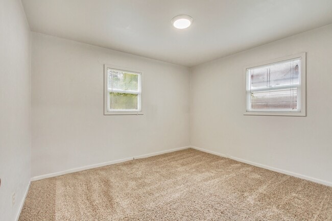 Building Photo - 35 E 600 N
