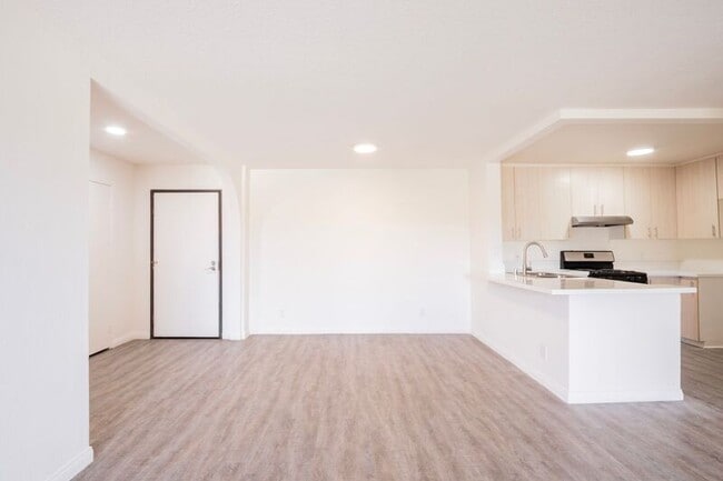 Building Photo - 10020 Zelzah Ave