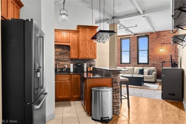 Building Photo - 1133 W 9th St