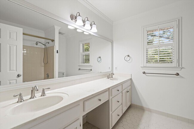 Building Photo - Spacious 4 Bedroom in Desirable Hickory Ridge