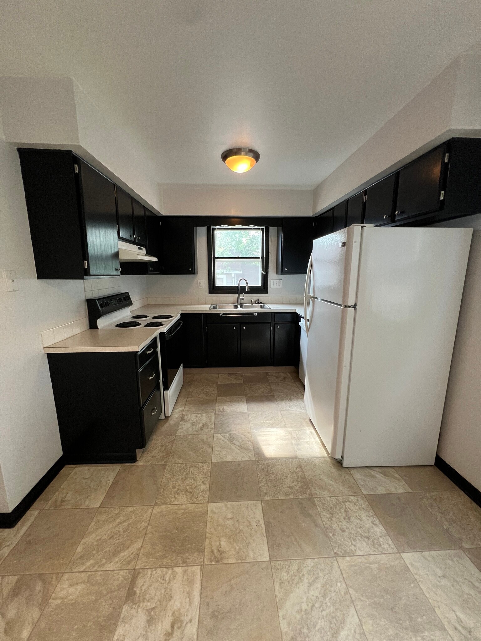 Building Photo - 518 5th St