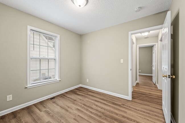 Building Photo - Welcome to this charming 4 bedroom, 2 bathroom home located in Greensboro, NC.