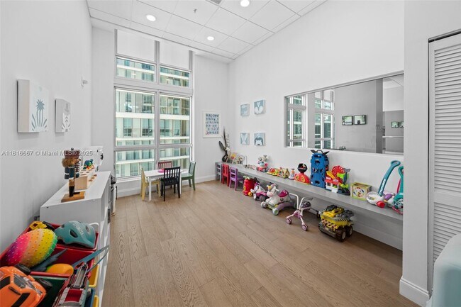 Building Photo - 300 S Biscayne Blvd