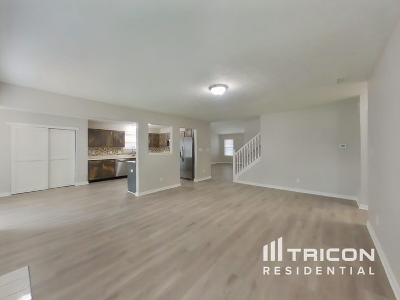 Building Photo - 1233 River Ridge Dr