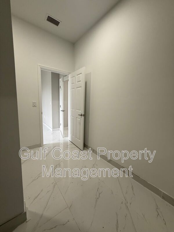 Building Photo - 2052 NE 18th Terrace