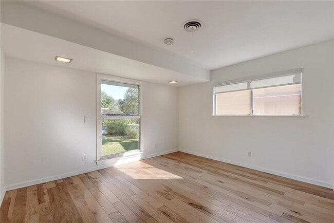 Building Photo - 3005 White Rock Dr