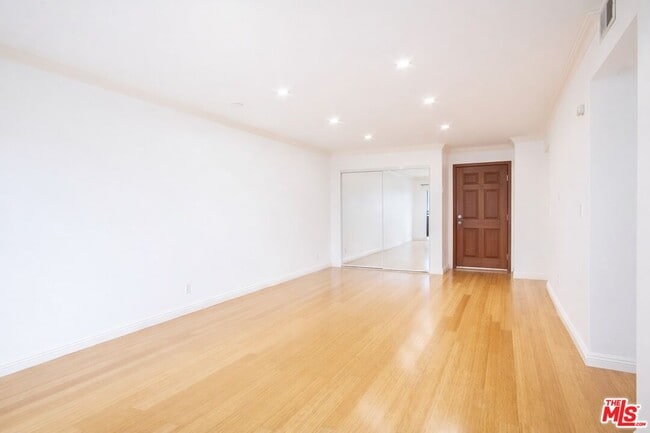 Building Photo - 1154 S Barrington Ave