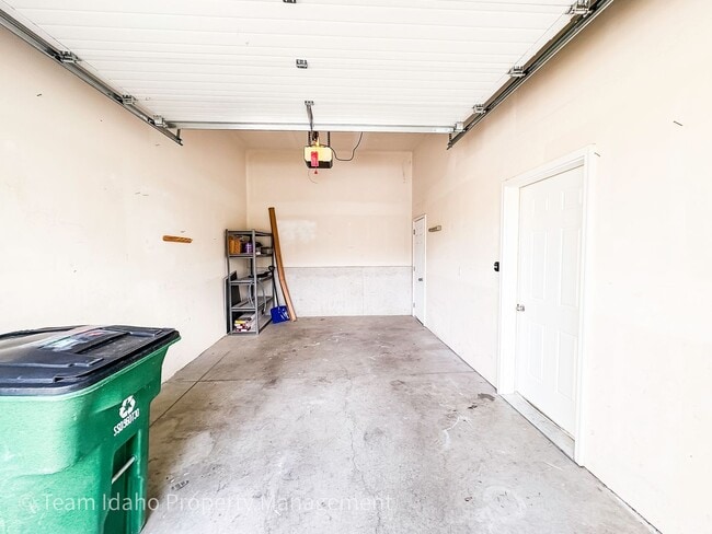Building Photo - Beautiful 4 bedroom 3 bath townhouse w/att...