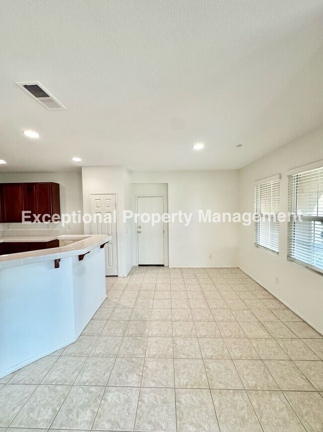 Building Photo - Ready to move in 3 bed 3 bath home