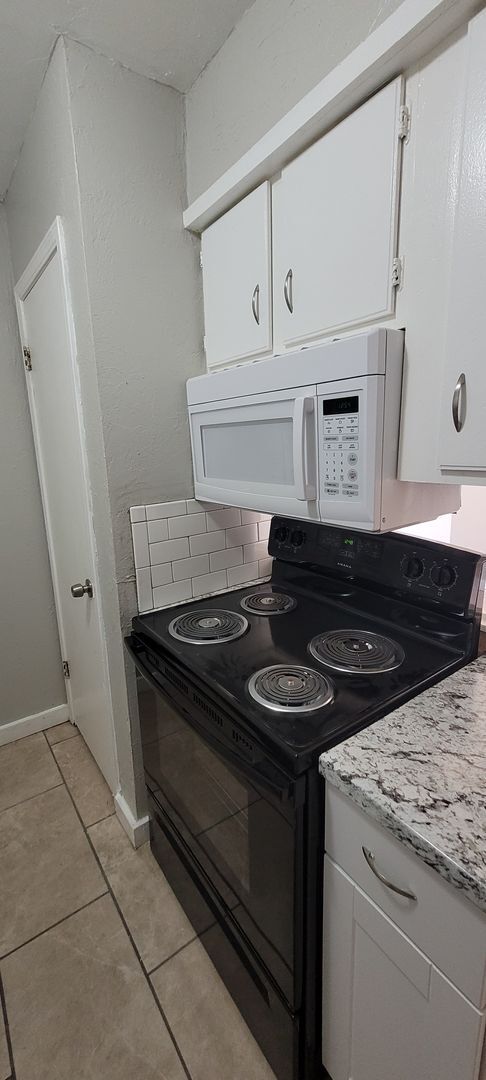 Building Photo - 2 Bedroom, 1.5 Bathroom 1st Floor Condo wi...