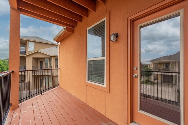 Building Photo - 2640 Venice Dr