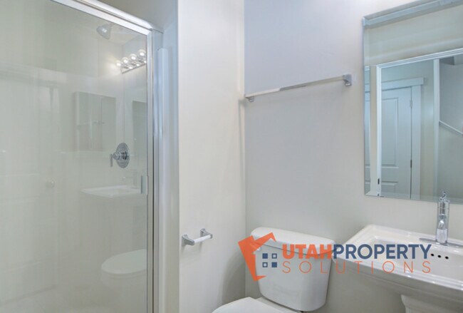 Building Photo - 982 W 380 S