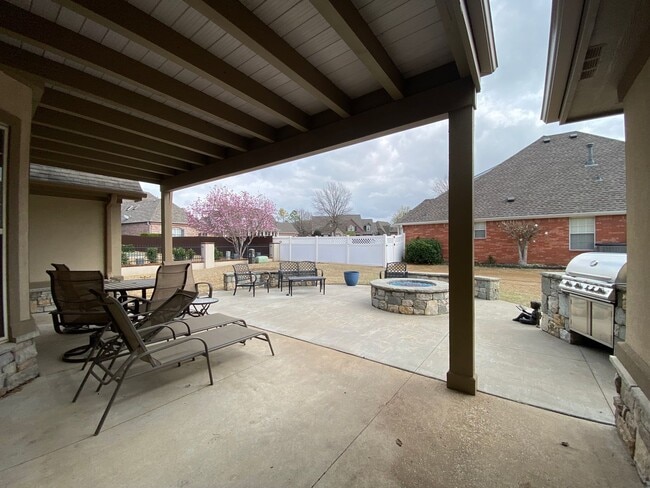 Building Photo - Broken Arrow Schools-Gated Community!