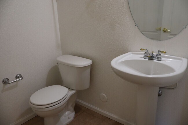 Building Photo - Spacious 2 Bed, 2.5 Bath Fort Collins Town...