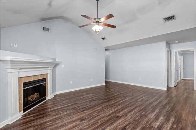 Building Photo - 570 Lory Ln