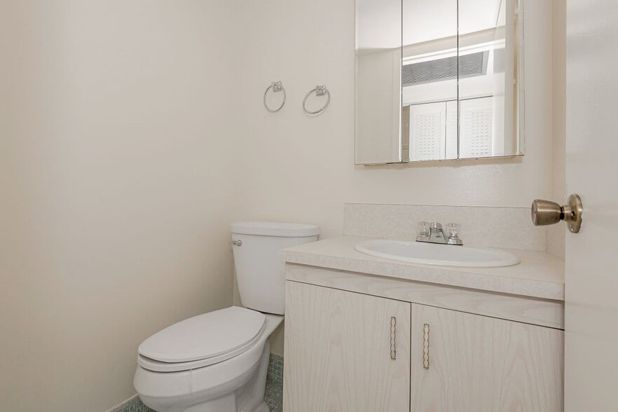 Building Photo - 2009 Cornwall Dr