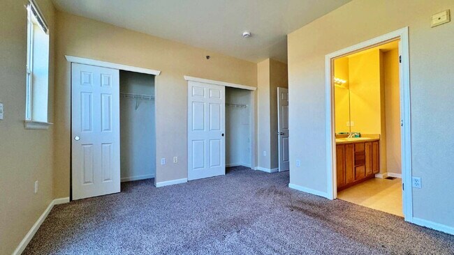 Building Photo - Spacious 2 Bed 2 Bath Townhome across from Aurora Mall and I-225, Close to Buckley SFB!