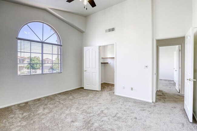 Building Photo - 2 bedroom condo with RARE attached 2 car g...