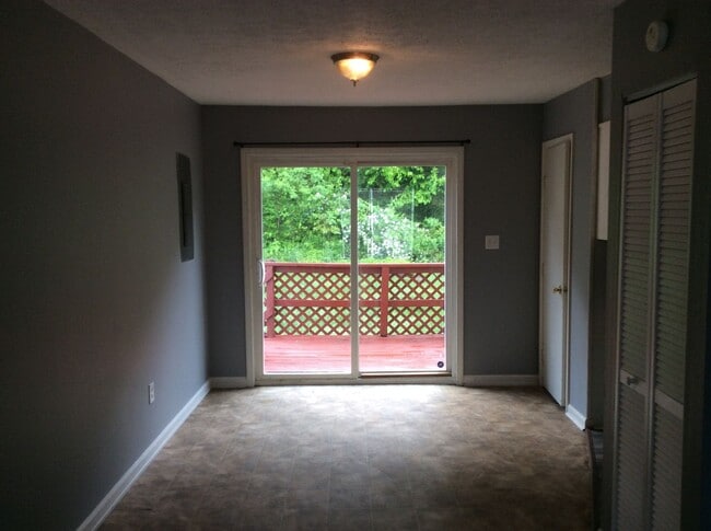 Building Photo - SPACIOUS 3 BEDROOM, 1.5 BATHROOM TOWN HOUSE LOCATED IN RADCLIFF