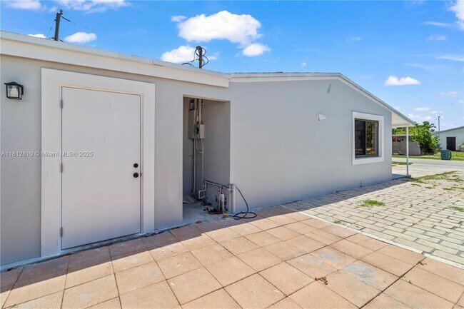 Building Photo - 431 NE 58th Ct