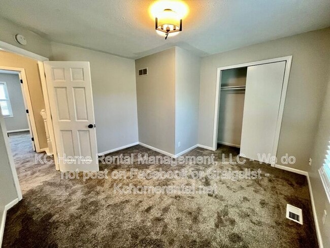 Building Photo - 1109 E Sleepy Hollow Dr