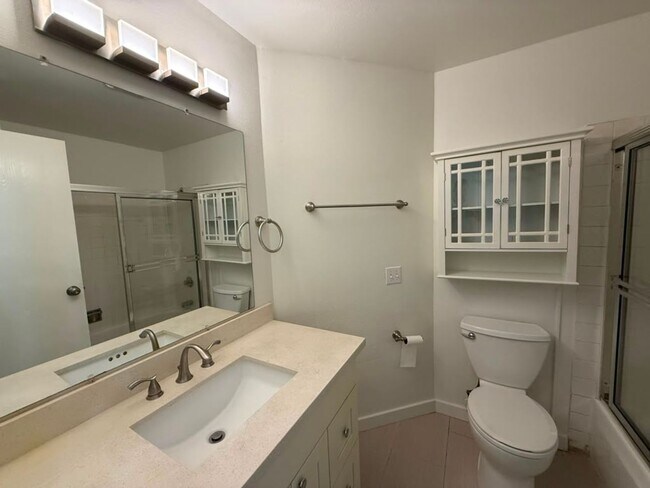 Building Photo - 3 Bed 2 Bath Condo & Pool Access!