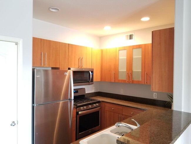 Building Photo - DEPOSIT FREE PROGRAM!! Beautiful 1 Bed Roo...