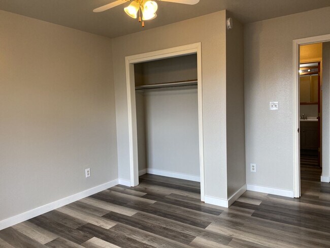 Building Photo - 2 Bedroom 2 Bath Townhome w/ large 2 car garage - Freshly remodeled - Available Now