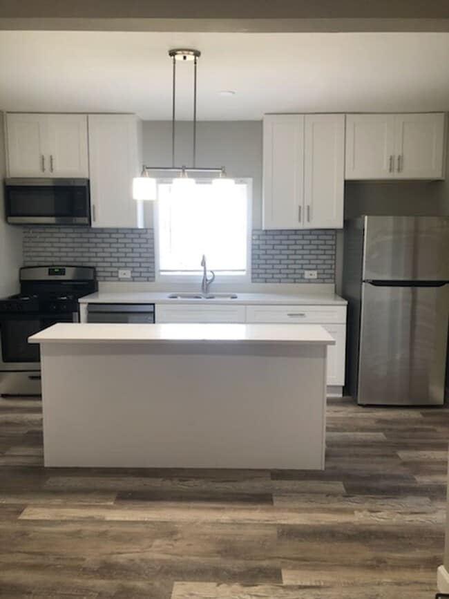 Building Photo - 4 Bedroom Beauty