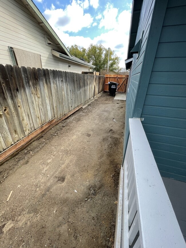 Building Photo - 2800 E Valley Oaks Dr