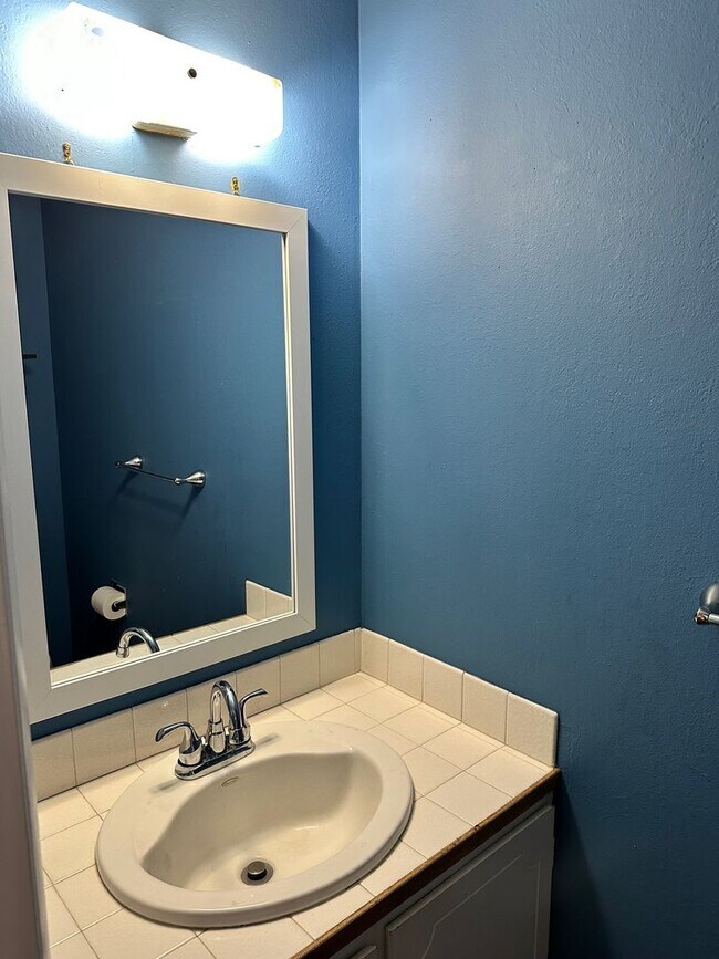 Building Photo - 2 Bedroom 1.5 Bath Townhome