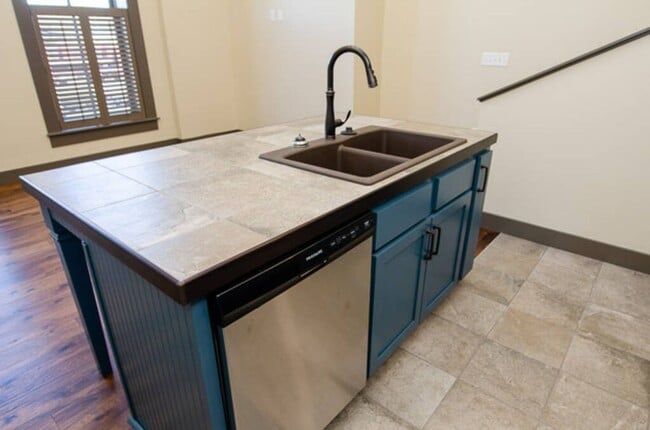 Building Photo - C Street Loft Available Early April!