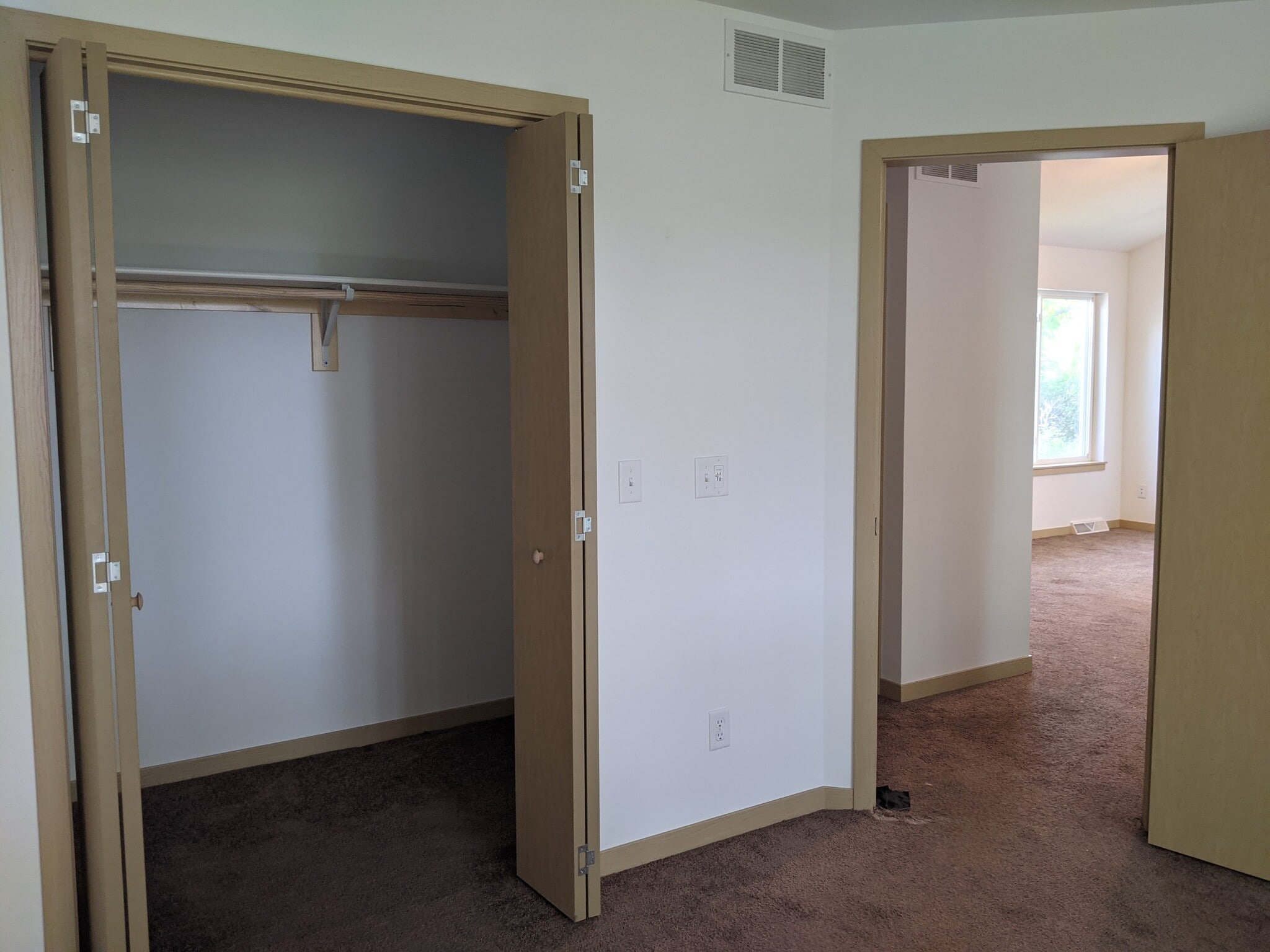 master w/ walk-in closet - 819 Thompson Dr