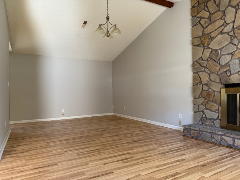 Building Photo - 9746 Wallwood Dr SE