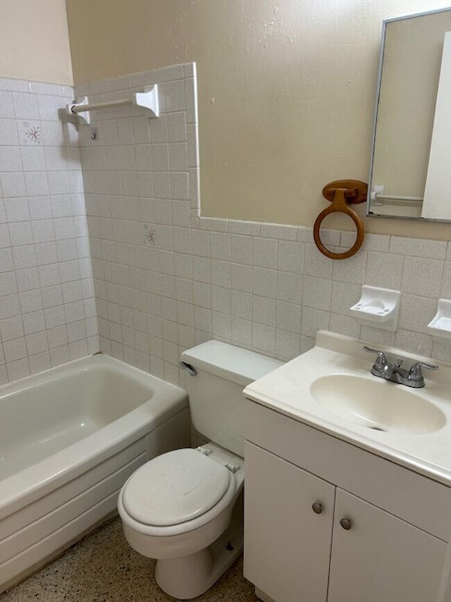 Building Photo - Well maintained 1/1 centrally located