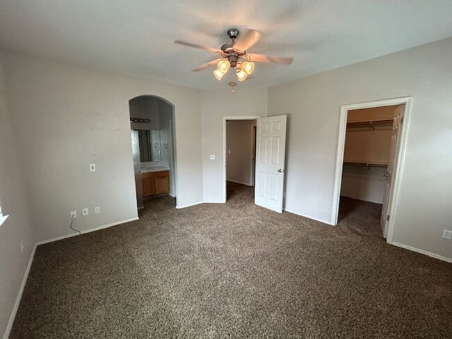 Building Photo - 3 Bedroom 2 bathroom home on NE Visalia cu...
