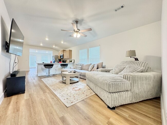 Building Photo - BRAND NEW 4 bedroom 2 bath home in Prairie Grove