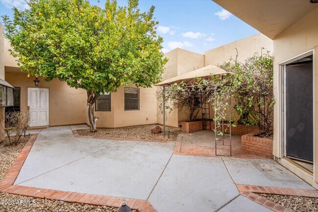 Building Photo - 8844 E San Rafael Dr